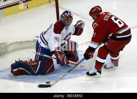 Montreal Canadiens goalie Cristobal Huet, Links, Bausteine einen Schuss von Carolina Hurricanes linken Flügel Cory Stillman in Spiel fünf der ersten Runde der NHL-Playoffs im RBC Center in Raleigh, N.C. am 22. April 2006. (UPI Foto/Nell Redmond) Stockfoto