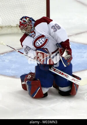 Montreal Canadiens goalie Cristobal Huet reagiert, nachdem mit dem Puck nach einem Carolina Hurricanes Schuß in Spiel fünf der ersten Runde der NHL-Playoffs im RBC Center in Raleigh, N.C. am 22. April 2006 getroffen werden. (UPI Foto/Nell Redmond) Stockfoto