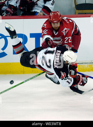 Mike Carolina Hurricanes' Commodore (22) klopft Buffalo Sabres' Ales Kotalik (12) auf das Eis während Spiel 2 der NHL Eastern Conference Finals im RBC Center in Raleigh, NC 22. Mai 2006. (UPI Foto/Jeffrey A. Camarati) Stockfoto