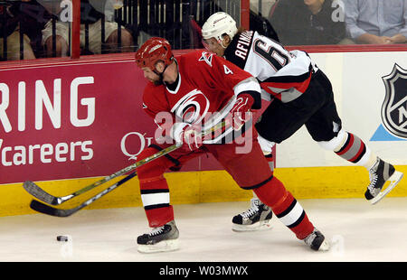 Buffalo Sabres' Maxim Afinogenov, rechts, und Aaron Carolina Hurricanes' Bezirk jagen den Puck während Spiel 7 der NHL Eastern Conference Finals im RBC Center in Raleigh, NC 1. Juni 2006. (UPI Foto/Jeffrey A. Camarati) Stockfoto