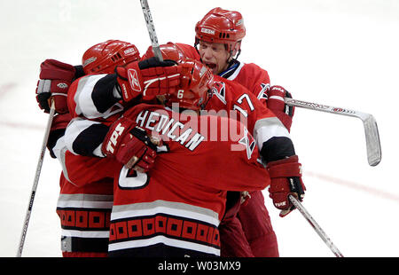 Mannschaftskameraden Justin Carolina Hurricanes 'Williams, Links, Bret Hedican, front, Rod Brind'Amour, Mitte, und Eric Staal feiern gewinnenden Ziel Brind'Amour's gegen die Buffalo Sabres während Spiel 7 der NHL Eastern Conference Finals im RBC Center in Raleigh, NC 1. Juni 2006. Carolina gewonnen 4-2 zu den Stanley Cup Finals voraus und die Edmonton Oilers. (UPI Foto/Jeffrey A. Camarati) Stockfoto