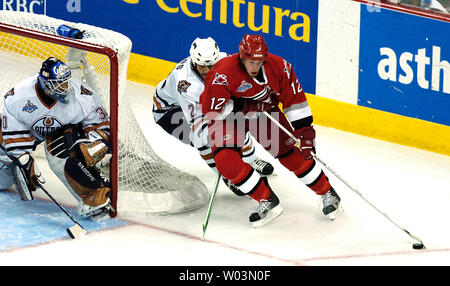 Carolina Hurricanes' Eric Staal, rechts, macht eine Bewegung um das Netz vor Edmonton Oilers Steve Staios, zurück und Jussi Markkanen während Spiel 7 der NHL Stanley Cup Finals im RBC Center in Raleigh, NC 19. Juni 2006. (UPI Foto/Jeffrey A. Camarati) Stockfoto