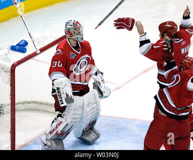 Carolina Hurricanes' Torhüter Cam Ward, Links, wartet im Ziel mit Teamkollegen, Niclas Wallin, unten rechts zu feiern, und Aaron Ward nach dem Sieg über die Edmonton Oilers in Spiel 7 der NHL Stanley Cup Finals im RBC Center in Raleigh, NC 19. Juni 2006. Carolina gewonnen 3-1 Die erste Franchise Stanley Cup zu erfassen. (UPI Foto/Jeffrey A. Camarati) Stockfoto