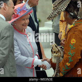 Die britische Königin Elizabeth II., die durch reg begleitet. Tim Kaine, D-VA, grüßt die gebürtigen Amerikaner, als sie kommt an der Virginia State Capitol in Richmond, Virginia, am 3. Mai 2007. Während der erste Staat, der die Queen's Besuch in den USA in 16 Jahren, wird Sie besuchen, Jamestown, Virginia 400. Jahrestag der historischen Siedlung zu gedenken, das Kentucky Derby besuchen und in einem Zustand Abendessen mit dem Präsidenten und Frau Bush teilnehmen. (UPI Foto/Roger L. Wollenberg) Stockfoto