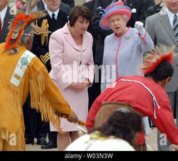 Die britische Königin Elizabeth II. und Anne Holton, Virginia. reg. Zeit Kaine's Frau, Watch Native American Tänzer als Königin an der Virginia State Capitol in Richmond, Virginia ankommt, am 3. Mai 2007. Während der erste Staat, der die Queen's Besuch in den USA in 16 Jahren, wird Sie besuchen, Jamestown, Virginia 400. Jahrestag der historischen Siedlung zu gedenken, das Kentucky Derby besuchen und in einem Zustand Abendessen mit dem Präsidenten und Frau Bush teilnehmen. (UPI Foto/Roger L. Wollenberg) Stockfoto