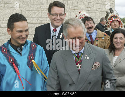 Prinz Charles kommt auf den ersten Nationen Universität in Regina, Saskatchewan am 23. Mai 2012 während der dritten Etappe der Royal Tour 2012 nach Kanada Teil des Queen Elizabeth Diamond Jubiläum feiern. UPI Foto/Heinz Ruckemann Stockfoto