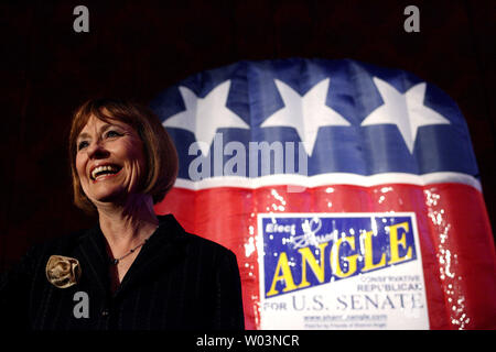 Us-Senat Kandidat für Nevada republikanische Sharron Winkel durch ihre Anhänger auf einer Veranstaltung im Peppermill Casino in Reno, Nevada, am 02 November, 2010. Winkel läuft gegen uns Mehrheitsführer im Senat, Harry Reid (D-NV). UPI/Ken James Stockfoto