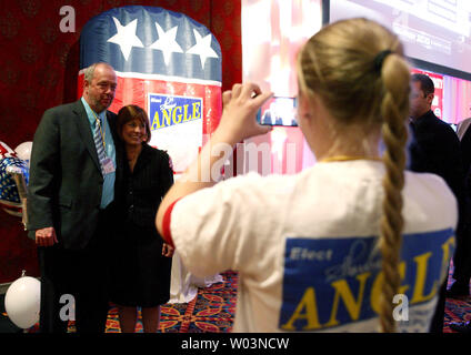 Us-Senat Kandidat für Nevada republikanische Sharron Winkel durch ihre Anhänger auf einer Veranstaltung im Peppermill Casino in Reno, Nevada, am 02 November, 2010. Winkel läuft gegen uns Mehrheitsführer im Senat, Harry Reid (D-NV). UPI/Ken James Stockfoto