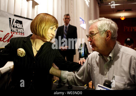 Us-Senat Kandidat für Nevada republikanische Sharron Winkel durch ihre Anhänger auf einer Veranstaltung im Peppermill Casino in Reno, Nevada, am 02 November, 2010. Winkel läuft gegen uns Mehrheitsführer im Senat, Harry Reid (D-NV). UPI/Ken James Stockfoto