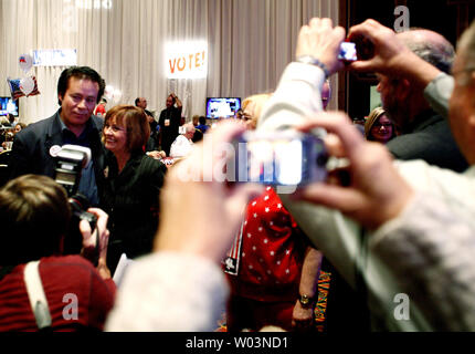 Us-Senat Kandidat für Nevada republikanische Sharron Winkel durch ihre Anhänger auf einer Veranstaltung im Peppermill Casino in Reno, Nevada, am 02 November, 2010. Winkel läuft gegen uns Mehrheitsführer im Senat, Harry Reid (D-NV). UPI/Ken James Stockfoto