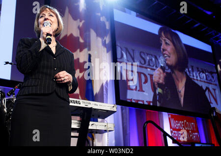 Us-Senat Kandidat für Nevada republikanische Sharron Winkel durch ihre Anhänger auf einer Veranstaltung im Peppermill Casino in Reno, Nevada, am 02 November, 2010. Winkel läuft gegen uns Mehrheitsführer im Senat, Harry Reid (D-NV). UPI/Ken James Stockfoto