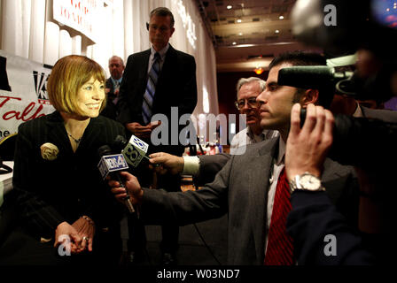 Us-Senat Kandidat für Nevada republikanische Sharron Winkel spricht mit den Medien bei einer Veranstaltung im Peppermill Casino in Reno, Nevada, am 02 November, 2010. Winkel läuft gegen uns Mehrheitsführer im Senat, Harry Reid (D-NV). UPI/Ken James Stockfoto