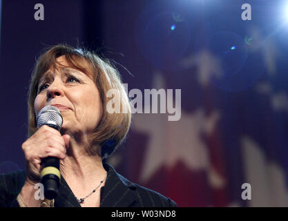 Us-Senat Kandidat für Nevada republikanische Sharron Winkel durch ihre Anhänger auf einer Veranstaltung im Peppermill Casino in Reno, Nevada, am 02 November, 2010. Winkel verloren zu uns Mehrheitsführer im Senat, Harry Reid (D-NV). UPI/Ken James Stockfoto