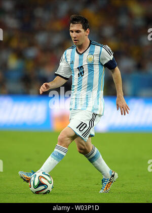 Lionel Messi von Argentinien steuert die Kugel während der FIFA WM 2014 Gruppe f Match im Estadio do Maracana in Rio de Janeiro, Brasilien am 15. Juni 2014. UPI/Chris Brunskill Stockfoto