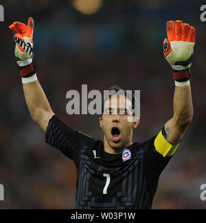 Claudio Bravo von Chile feiert nach der 2014 FIFA World Cup Gruppe B Spiel im Estadio do Maracana in Rio de Janeiro, Brasilien am 18. Juni 2014. UPI/Chris Brunskill Stockfoto