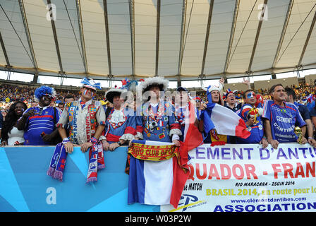 Frankreich Fans unterstützen ihre Mannschaft während der FIFA WM 2014 Gruppe E Spiel im Estadio do Maracana in Rio de Janeiro, Brasilien am 25. Juni 2014. UPI/Chris Brunskill Stockfoto