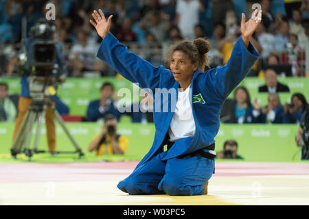 Rafaela Silva aus Brasilien feiert nach dem Gewinn der Goldmedaille nach dem Sieg über die Mongolei Sumiyain Dorjsuren bei Frauen, 57 kg Judo während Basketball Konkurrenz an der Carioca Arena 2 in Rio de Janeiro, Brasilien, August 8, 2016. Silva drehte das Spiel in der letzten Minute ein Werfen von Dorjsuren. Foto von Richard Ellis/UPI Stockfoto