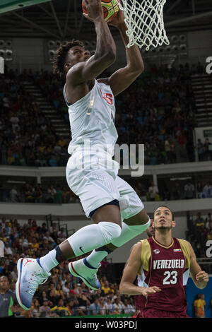 United States, Jimmy Butler (4) kommt für die dunk gegen Venezuela, Anthony Perez (23) Während der Basketball Konkurrenz an der Carioca Arena 1 in Rio de Janeiro, Brasilien, August 8, 2016. Die USA Team überwand einen langsamen Start ausläuft eine einfache 113-69 über Venezuela zu gewinnen. Foto von Richard Ellis/UPI Stockfoto