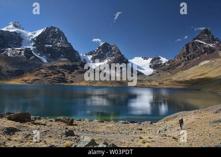 Atemberaubende Bergkulisse am Chiar Khota See und Condoriri Basecamp entlang der Cordillera Real Traverse, Bolivien Stockfoto