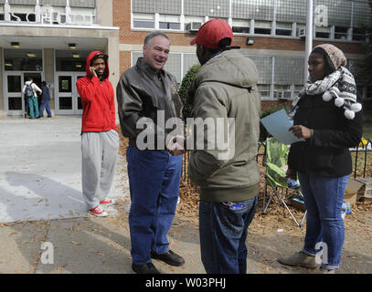 Ehemalige demokratische Virginia reg. Tim Kaine (C) begrüßt die Wähler GW Carver Grundschule, ein Wahllokal für Wahltag, 6. November 2012 in Richmond, Virginia. Kaine läuft gegen den ehemaligen republikanischen Senator George Allen, die für den Senat Sitz durch Senator James Webb (D-VA). UPI/Mike Theiler Stockfoto