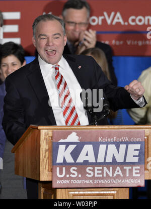 Ehemalige demokratische Virginia reg. Tim Kaine pumpt seine Faust in Jubel nach Kaine war der Sieger im Senat Wettlauf gegen die republikanischen George Allen, 6. November 2012 in Richmond, Virginia erklärt. Kaine und Allen vying für den Senat Sitz durch Senator James Webb (D-VA). UPI/Mike Theiler Stockfoto