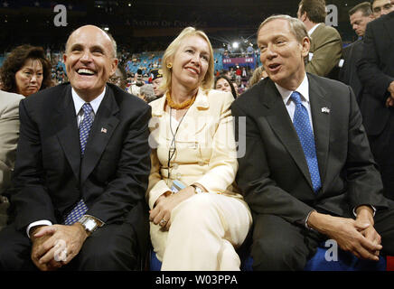 Der ehemalige New Yorker Bürgermeister Rudy Giuliani (L) hat ein Lachen mit New York Gouverneur George Pataki und seine Frau Libby im Madison Square Garden am ersten Tag der Republican National Convention in New York am 30. August 2004. (UPI Foto/Rechnung Greenblatt) Stockfoto