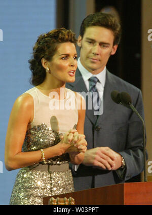 Schauspielerin Angie Harmon und ihr Ehemann Fußballspieler Jason Sehorn Sprechen während der Republican National Convention im Madison Square Garden in New York am 30. August 2004. (UPi Foto/Rechnung Greenblatt) Stockfoto