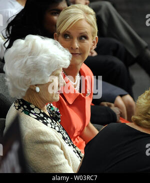 Cindy McCain, die Ehefrau des vermutlichen republikanischen Präsidentenkandidat Senator John McCain, und seine Mutter Roberta an der zweiten Tag der Republican National Convention in St. Paul, Minnesota, am 2. September 2008. (UPI Foto/Roger L. Wollenberg) Stockfoto