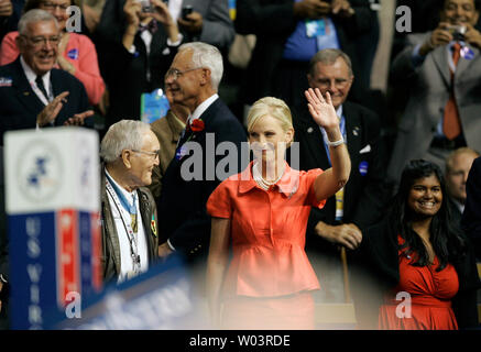 Cindy McCain (C), die Ehefrau des vermutlichen republikanischen Präsidentenkandidat Senator John McCain, und ihre Tochter Bridget an der zweiten Tag der Republican National Convention in der Xcel Energy Center in St. Paul, Minnesota am 2. September 2008. (UPI Foto/Brian Kersey) Stockfoto