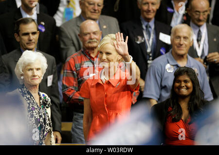 Cindy McCain (C), die Ehefrau des vermutlichen republikanischen Präsidentenkandidat Senator John McCain, ihre Tochter Bridget (R) und seine Mutter Roberta an der zweiten Tag der Republican National Convention in der Xcel Energy Center in St. Paul, Minnesota am 2. September 2008. (UPI Foto/Brian Kersey) Stockfoto