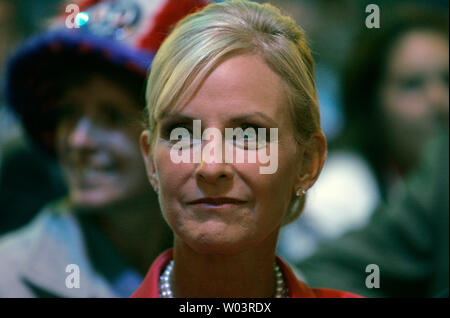 Cindy McCain, die Ehefrau des vermutlichen republikanischen Präsidentenkandidat Senator John McCain, sorgt sich der zweite Tag der Republican National Convention in der Xcel Energy Center in St. Paul, Minnesota am 2. September 2008. (UPI Foto/Brian Kersey) Stockfoto