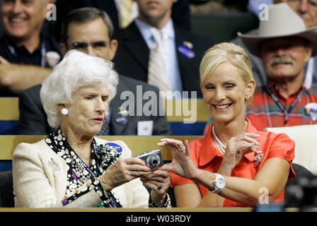 Cindy McCain (R), die Gattin des vermutlichen republikanischen Präsidentenkandidat Senator John McCain, und seine Mutter Roberta an der zweiten Tag der Republican National Convention in der Xcel Energy Center in St. Paul, Minnesota am 2. September 2008. (UPI Foto/Brian Kersey) Stockfoto