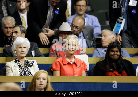 Cindy McCain (C), die Ehefrau des vermutlichen republikanischen Präsidentenkandidat Senator John McCain, ihre Tochter Bridget (R) und seine Mutter Roberta an der zweiten Tag der Republican National Convention in der Xcel Energy Center in St. Paul, Minnesota am 2. September 2008. (UPI Foto/Brian Kersey) Stockfoto