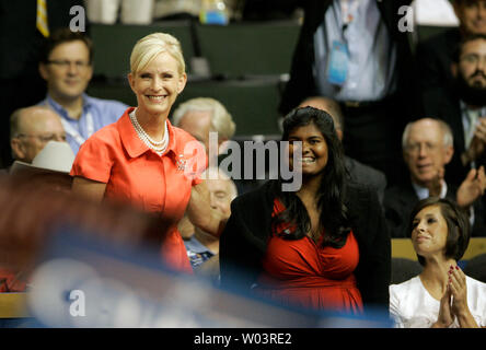 Cindy McCain (L), Frau des vermutlichen republikanischen Präsidentenkandidat Senator John McCain, und ihre Tochter Bridget an der zweiten Tag der Republican National Convention in der Xcel Energy Center in St. Paul, Minnesota am 2. September 2008. (UPI Foto/Brian Kersey) Stockfoto