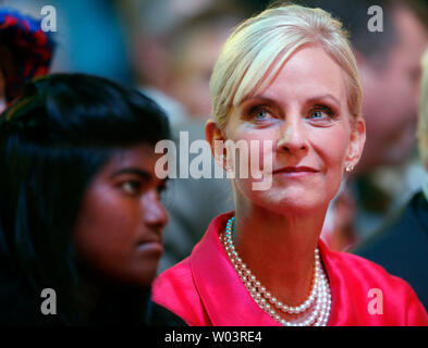 Cindy McCain (R), die Gattin des vermutlichen republikanischen Präsidentenkandidat Senator John McCain, und ihre Tochter Bridget an der zweiten Tag der Republican National Convention in der Xcel Energy Center in St. Paul, Minnesota am 2. September 2008. (UPI Foto/Brian Kersey) Stockfoto