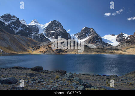 Atemberaubende Bergkulisse am Chiar Khota See und Condoriri Basecamp entlang der Cordillera Real Traverse, Bolivien Stockfoto