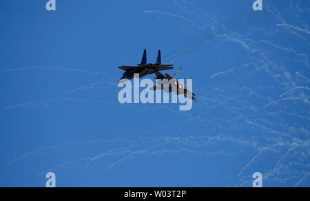 F-15C Adler aus der 123 Fighter Squadron Oregon National Guard fliegen, bevor ein NASCAR Rennen in Sonoma, Kalifornien Stockfoto