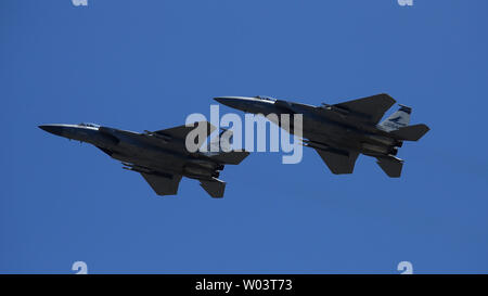 F-15C Adler aus der 123 Fighter Squadron Oregon National Guard fliegen, bevor ein NASCAR Rennen in Sonoma, Kalifornien Stockfoto