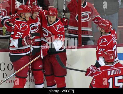 Carolina Hurricanes' Eric Staal, Mitte, feiert sein Ziel mit Mannschaftskameraden Joni Pitkanen (25), Joe Corvo (77), Erik Cole (26) und Tuomo Ruutu (15) Während der ersten Periode eines NHL Hockey Spiel gegen die New York Rangers in Raleigh, North Carolina, 2. April 2009. Hurrikane gewann 4-2. (UPI Foto/Karl DeBlaker) Stockfoto
