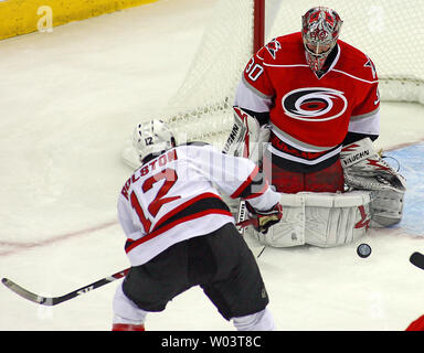 New Jersey Devils' Brian Rolston (12) hat seinen Schuss blockiert durch Carolina Hurricanes Torhüter Cam Ward (30), der während des ersten Anwendungszeitraums der NHL Eastern Conference Viertelfinale Eishockey Spiel in Raleigh, North Carolina, 19. April 2009. (UPI Foto/Karl DeBlaker) Stockfoto