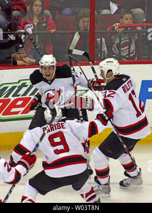 New Jersey Devils' Travis Zajac feiert seinen gewinnenden Ziel des Spiels mit Teamkollegen Brian Rolston(12) und Zach Parise (9) Während der Zeit der NHL Eastern Conference Viertelfinale Eishockey Spiel gegen die Carolina Hurricanes in Raleigh, North Carolina, 19. April 2009. Teufel gewannen 3-2 und die Reihe 2-1 führen. (UPI Foto/Karl DeBlaker) Stockfoto
