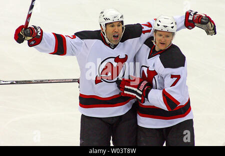 New Jersey Devils' Brian Rolston(12) und Teamkollege Paul Martin (7) feiern Rolston's Ziel während der ersten Zeit der NHL Eastern Conference Viertelfinale Eishockey Spiel in Raleigh, North Carolina, 19. April 2009. Teufel gewannen 3-2 in überstunden und die Reihe 2-1 führen. (UPI Foto/Karl DeBlaker) Stockfoto
