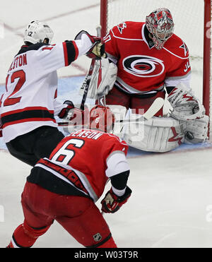 Carolina Hurricanes Torhüter Cam Ward (30) blockiert den Schuß von New Jersey Devils' Brian Rolston(12) mit Hurrikane Tim Gleason (6) in der Umgebung während der zweiten Periode der NHL Eastern Conference Viertelfinale Eishockey Spiel in Raleigh, North Carolina, 21. April 2009. Hurrikane gewann 4-3 der Reihe bei jeweils 2 Spiele zu binden. (UPI Foto/Jeff Basladynski) Stockfoto