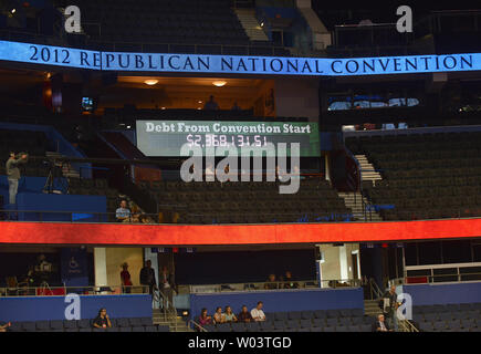 Der laufende Betrag der Staatsverschuldung wurde als Vorsitzender Reince Priebus Der RNC gestartet öffnet die Republican National Convention am Tampa Bay Times Forum in Tampa am 27. August 2012. UPI/Kevin Dietsch Stockfoto