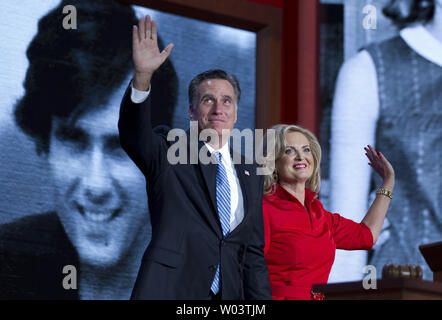 Der republikanische Präsidentschaftskandidat Mitt Romney verbindet seine Frau Ann nach ihrer Rede auf der Republican National Convention 2012 am Tampa Bay Times Forum in Tampa am 28 August, 2012. UPI/Mark Wallheiser Stockfoto