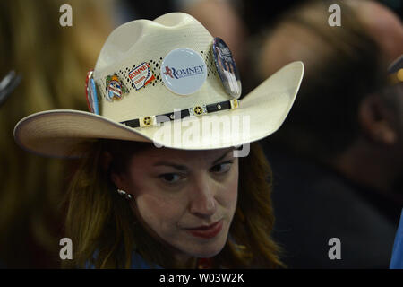 Eine Frau trägt einen Hut mit einem Rommney Kampagne Pins bei der Republican National Convention am Tampa Bay Times Forum in Tampa am 29. August 2012. UPI/Mike Theiler Stockfoto
