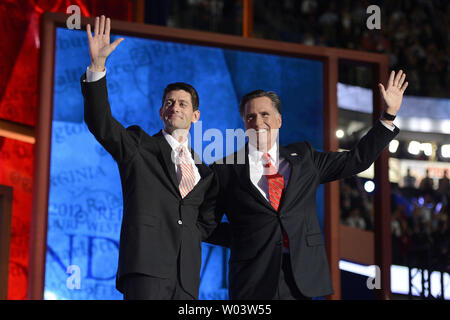 Mitt und Ann Romney und Paul und Janna Ryan stehen vor ihre Delegierten nach den Präsidentschaftswahlen in der Republikanischen Partei und Abberufungsgesetz nominierungen an der Republican National Convention 2012 am Tampa Bay Times Forum in Tampa am 30. August 2012. UPI/Gary C. Caskey Stockfoto