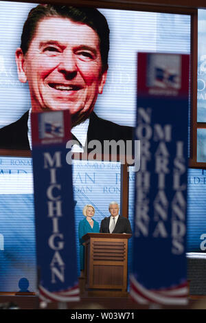 Der ehemalige Sprecher des Repräsentantenhauses Newt Gingrich und seine Frau Callista sprechen bei der Republican National Convention 2012 an der Tampa Bay Times Forum in Tampa am 30. August 2012. UPI/Mark Wallheiser Stockfoto