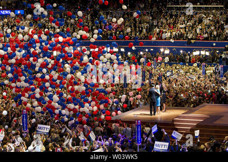 Mitt und Ann Romney und Paul und Janna Ryan stehen vor ihre Delegierten nach den Präsidentschaftswahlen in der Republikanischen Partei und Abberufungsgesetz nominierungen an der Republican National Convention 2012 am Tampa Bay Times Forum in Tampa am 30. August 2012. UPI/Gary C. Caskey Stockfoto