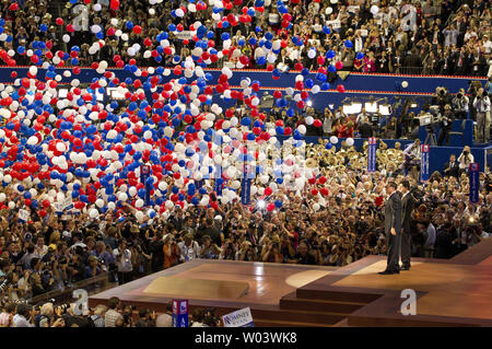 Mitt und Ann Romney und Paul und Janna Ryan stehen vor ihre Delegierten nach den Präsidentschaftswahlen in der Republikanischen Partei und Abberufungsgesetz nominierungen an der Republican National Convention 2012 am Tampa Bay Times Forum in Tampa am 30. August 2012. UPI/Gary C. Caskey Stockfoto